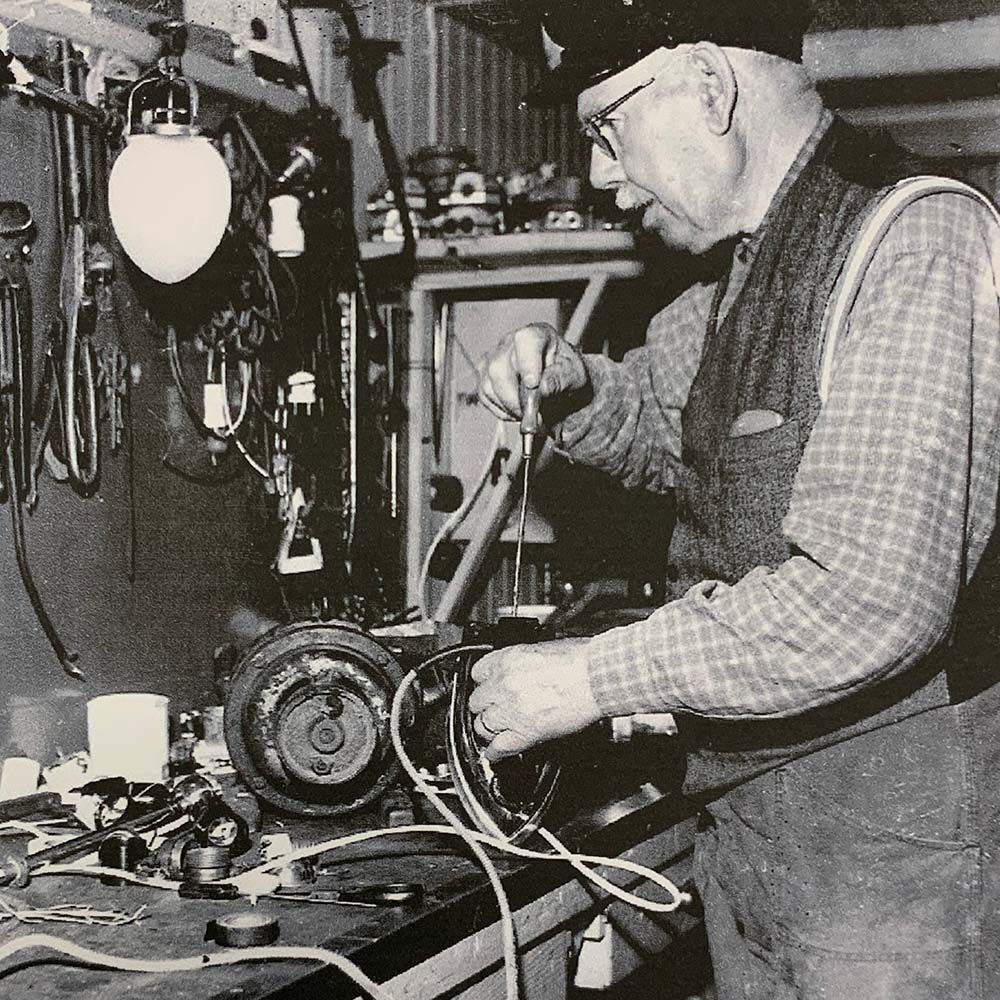 Gustav Sjögren startar Rydaholms Elektriska Installationsaffär i 1934